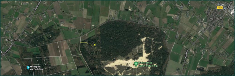 Direct rechts van het huisje op de Wekeromse Heide ligt aangrenzend het Wekeromse Zand